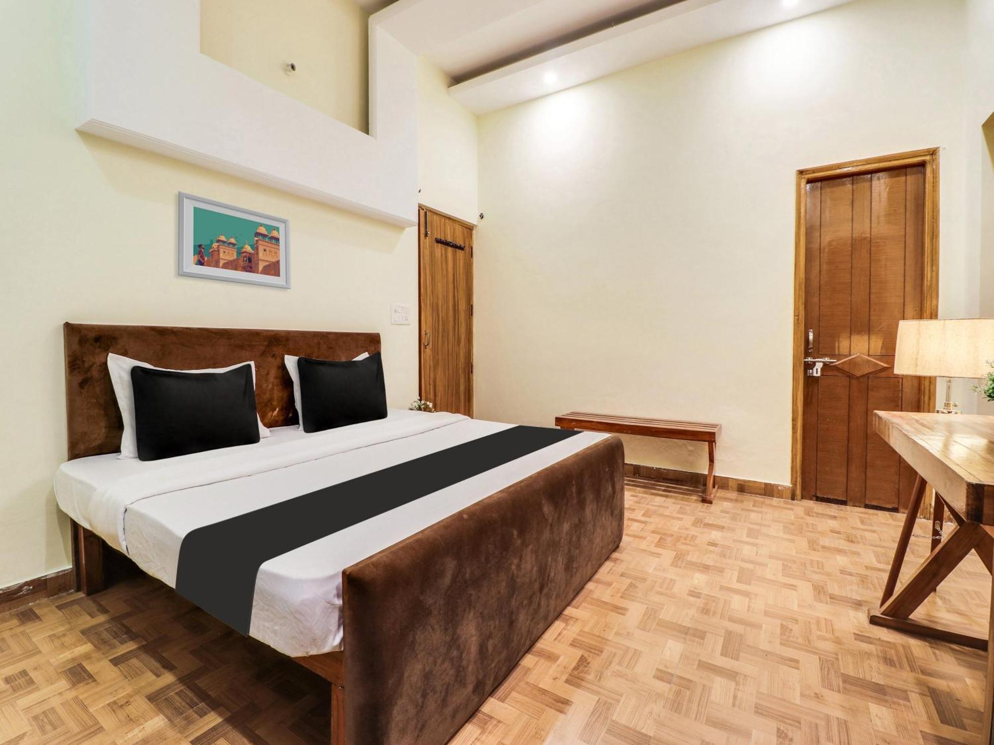 Hotel O Regal Indore Esterno foto